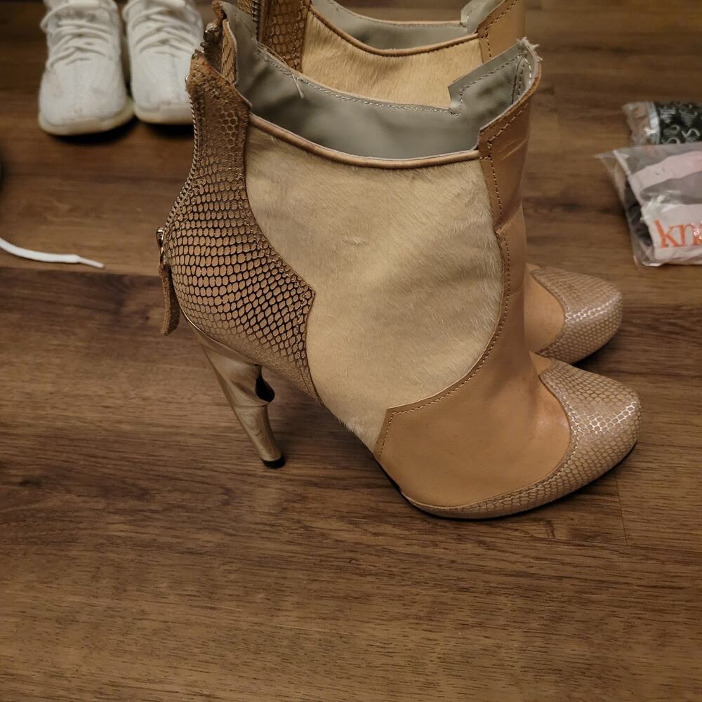 united nude  sz 38   guc  heeled boots